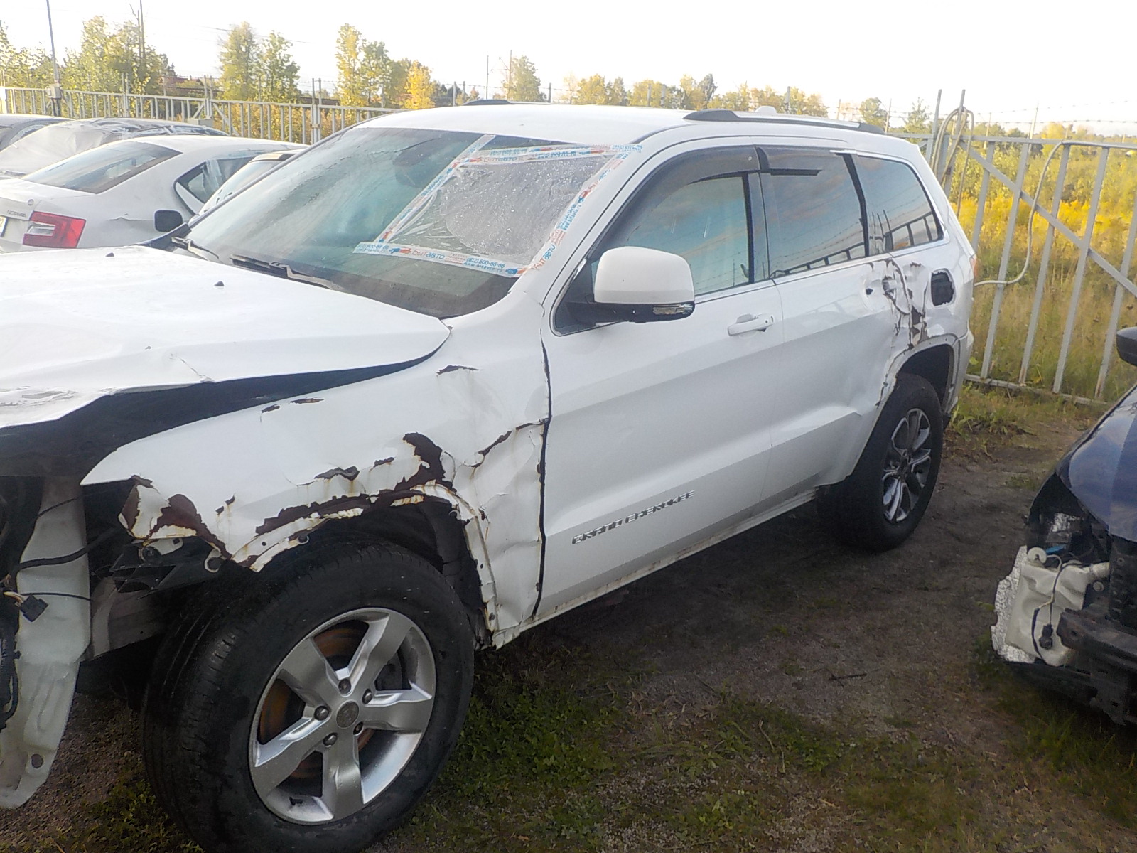 Битавто. Битый белый джип. Красный битый Jeep Cherokee. Битый джип в Нижегородской области. Битый джип Гранд Чероки битый в правый бок.