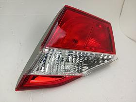 Фонарь задний правый внутренний для Toyota Camry VII 2011-2014 года выпуска, 8158106500